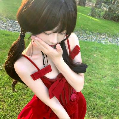 坐在酒吧里吃蛋糕